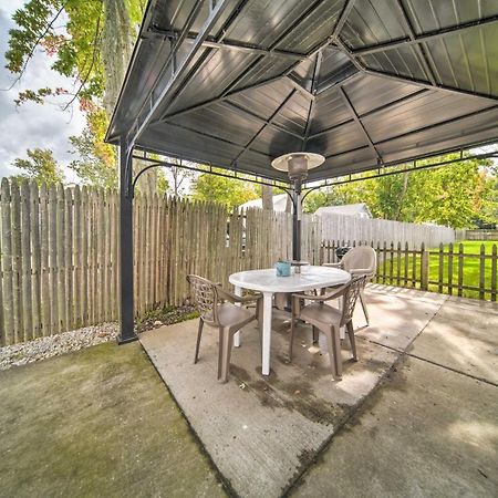 Geneva-On-The-Lake Cottage With Patio Walk To Shore Екстериор снимка