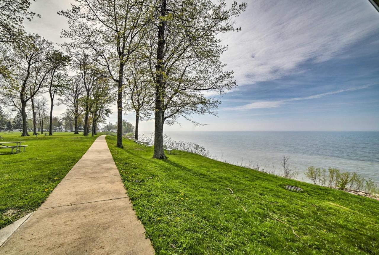 Geneva-On-The-Lake Cottage With Patio Walk To Shore Екстериор снимка